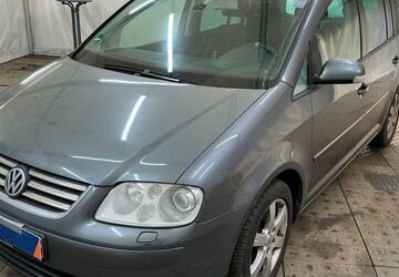 VW Touran 286.000 km 2.600 &euro; FRANKFURT 65933
