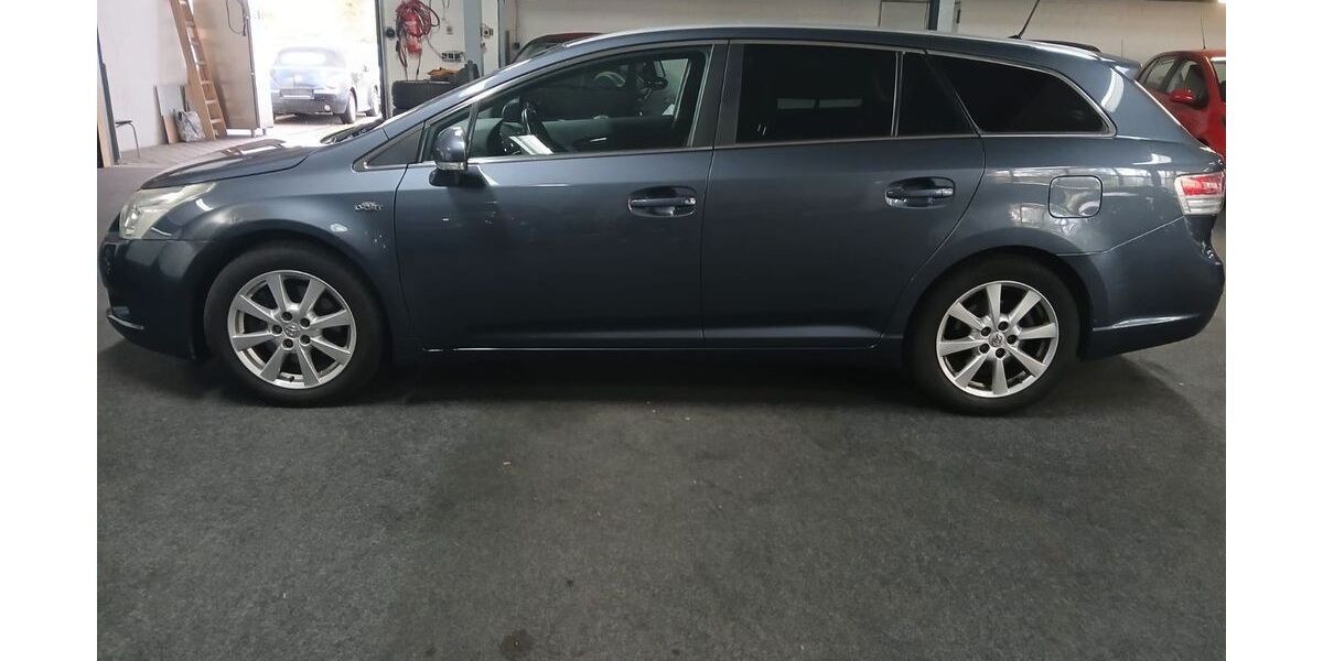 Toyota Avensis 175.200 km 6.900 &euro; Rüsselsheim 65428