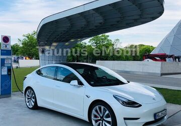 Tesla Model 3 44.404 km 44.444 &euro; Friedrichsdorf 61381