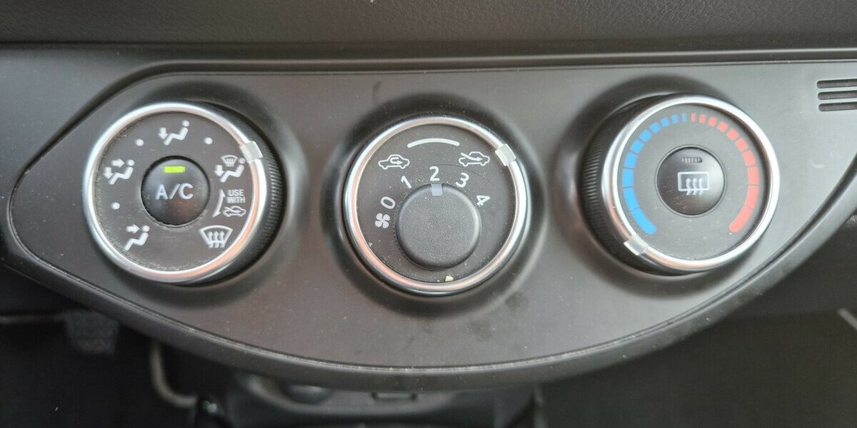 Toyota Yaris 1,5 Team D, Klima, PDC, Sitzheizung 98.400 km 10.690 &euro; Rodgau 63110