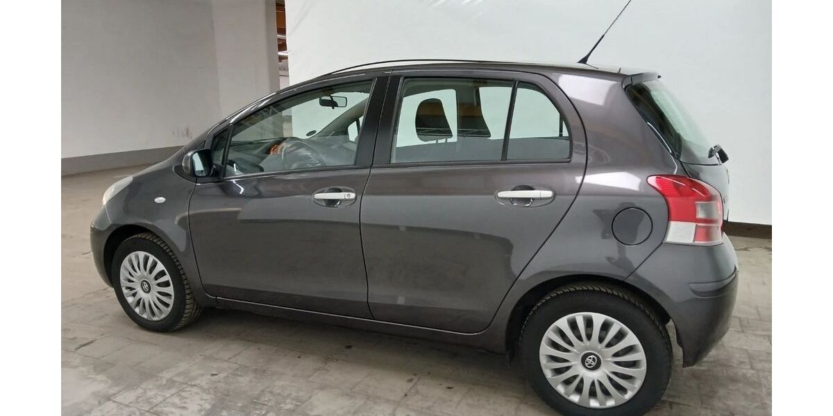 Toyota Yaris 82.000 km 5.900 &euro; Frankfurt/Main 65933